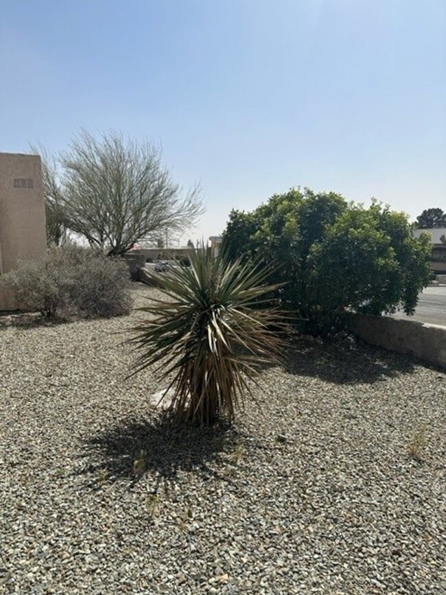 Building Photo - 2 Bed, 2 Bath Townhome
