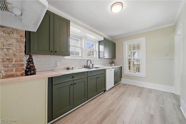 Building Photo - 437 Erie St