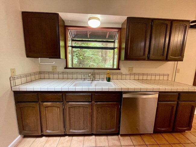 Building Photo - 4 bed, 3 bath split-level home in a private, forested setting (Bayside)