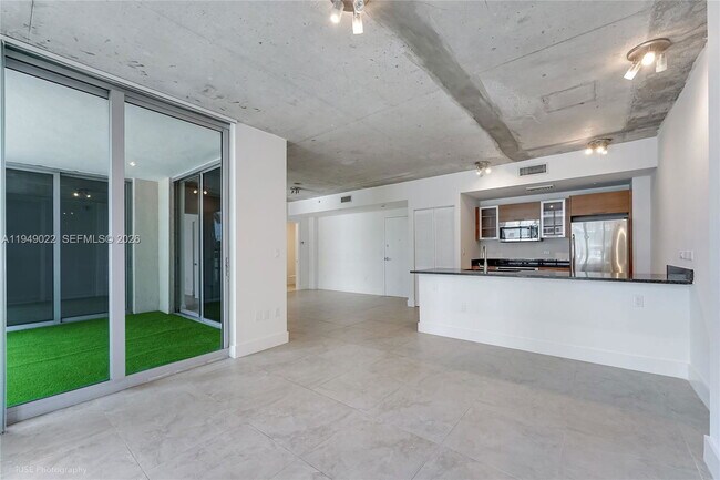 Building Photo - 3451 NE 1st Ave