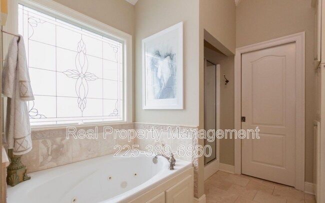 Building Photo - 9462 Country Lake Dr