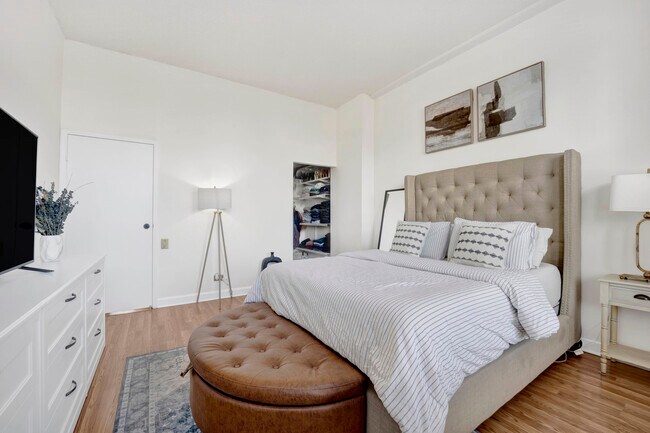 Building Photo - 600 S Dearborn St