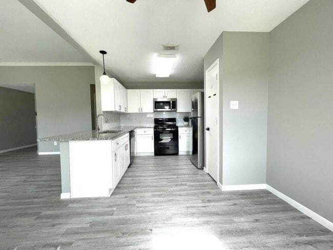 Building Photo - 6935 Creek Village Dr