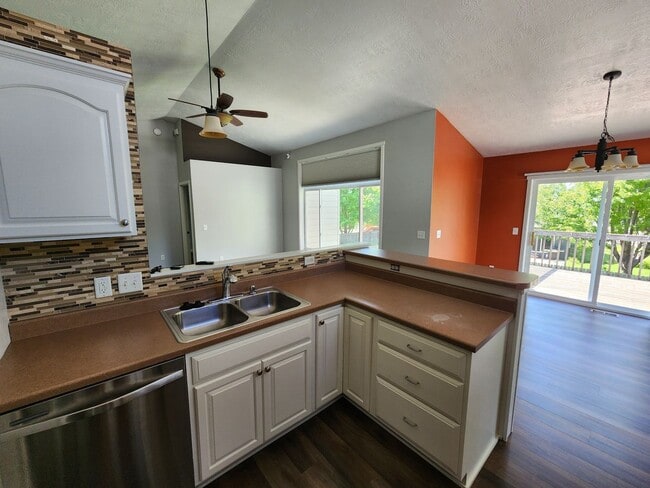 Building Photo - 3Bd 2BA near Jefferson Highschool!