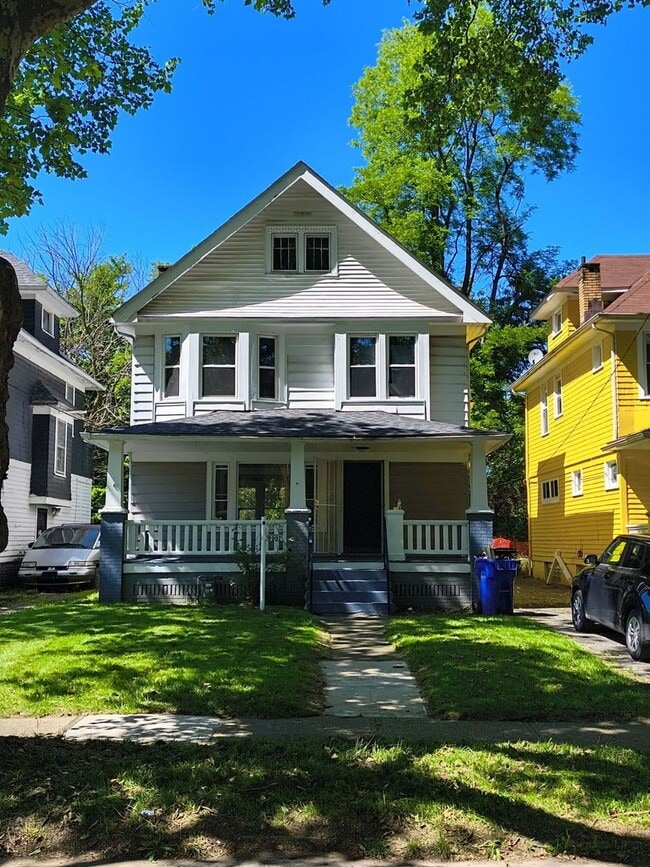 Building Photo - 9901 Yale Ave