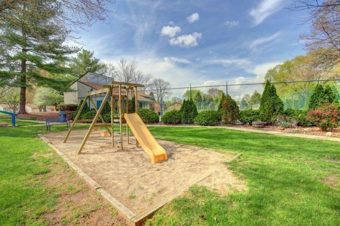 Building Photo - 2127 Melrose Dr