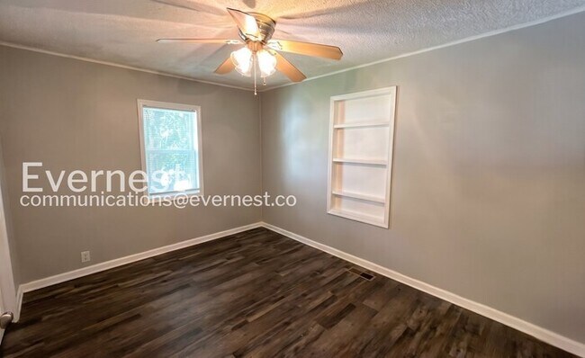 Building Photo - 3 Bed, 2 Bath Home with Modern Amenities / Pet-Friendly / Available Now!
