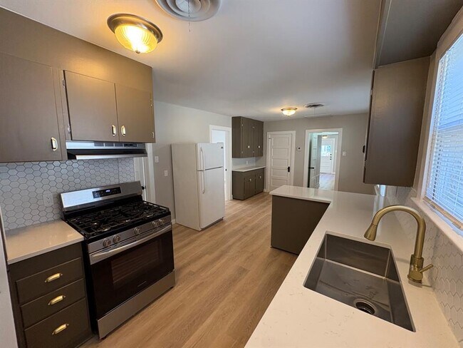 Building Photo - 4620 Bennett Ave