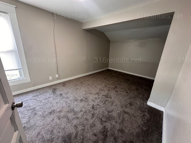 Building Photo - $1445 - 5 room 2.5 bathroom - Single Family Home