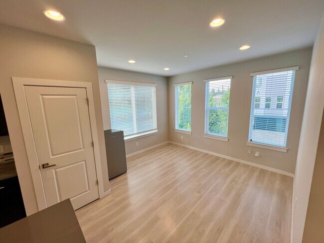 Building Photo - Exceptional 4 Bed 3 Bath Townhome on corner lot. One months rent free!!