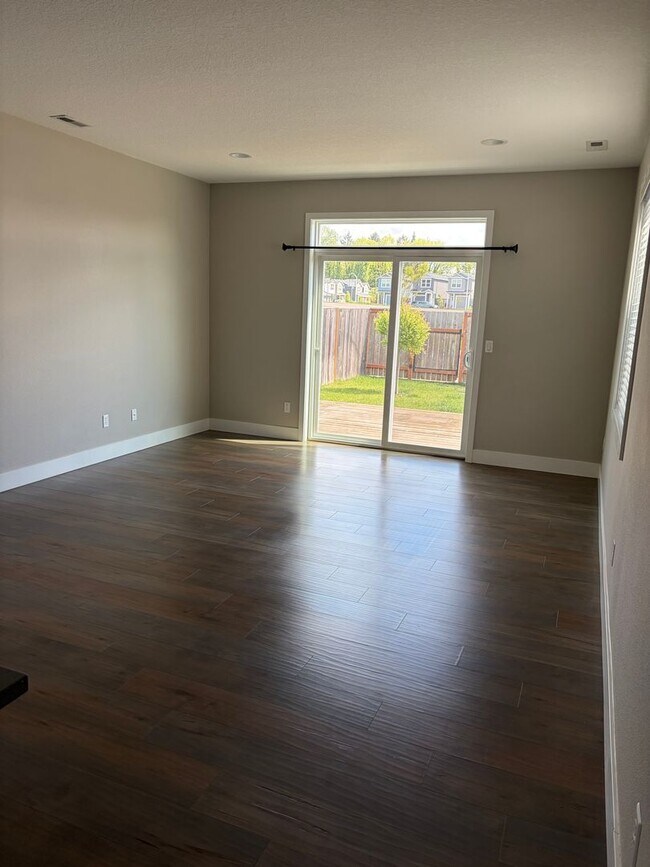 Building Photo - Newer Home in the Newberg Riverfront Development
