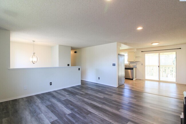 Building Photo - Rent Special! Large 4 Bed/2 Bath + Office ...