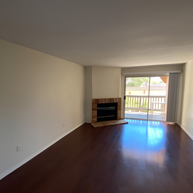 Building Photo - Awesome Condo - Complex W/ Pool, Gym & BBQ...