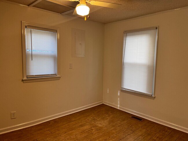 Building Photo - Charming Two Bedroom Home in Historic Morehead City Walking District with Dining Area and Living ...