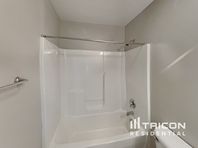 Building Photo - 1307 Creekside Dr