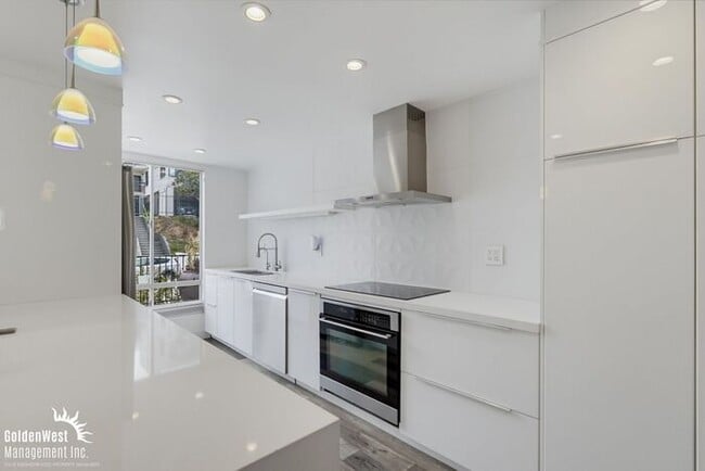 Building Photo - Beautifully Renovated 2Bdm 2.5Ba Mission Hills Condo with Bay Views!