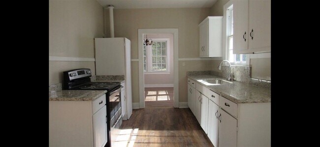 Building Photo - 3415 Northview Dr