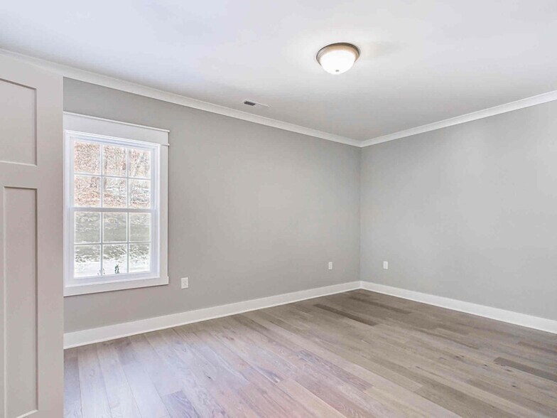 Building Photo - 285 Piper Glen