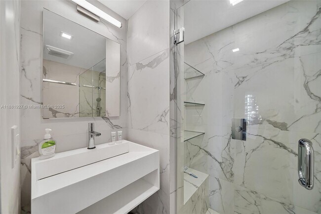Building Photo - 2901 S Bayshore Dr