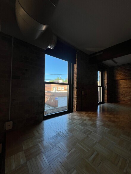 Building Photo - 515 N Noble St