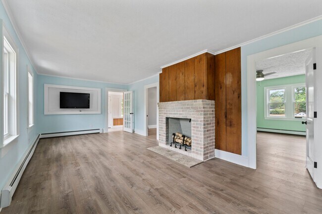 Building Photo - 381 Littlefield Rd