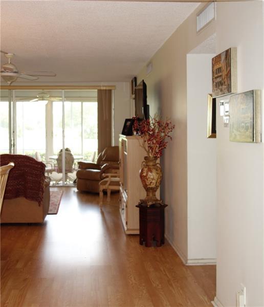 Building Photo - 2901 S Palm Aire Dr