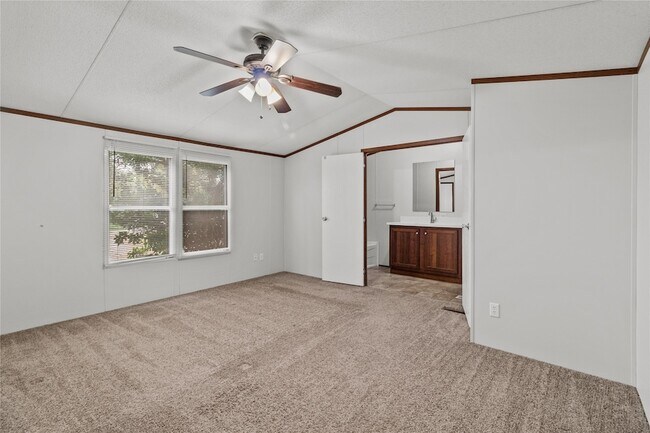 Building Photo - 15930 Pine St