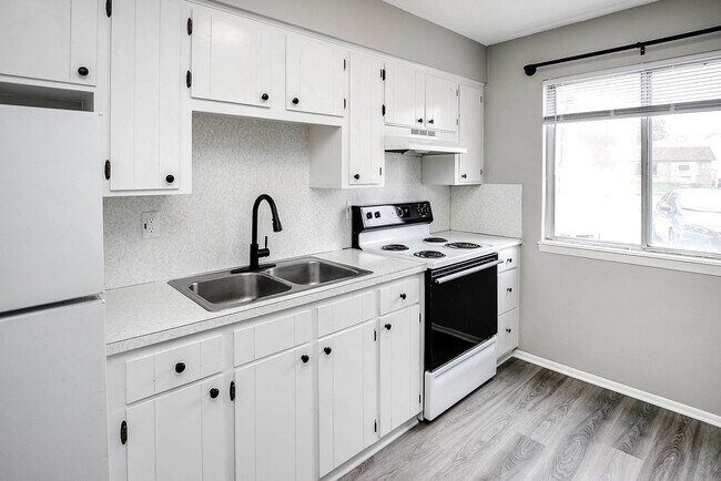 Building Photo - Ground-Floor 1-Bedroom with Walk-Out Patio