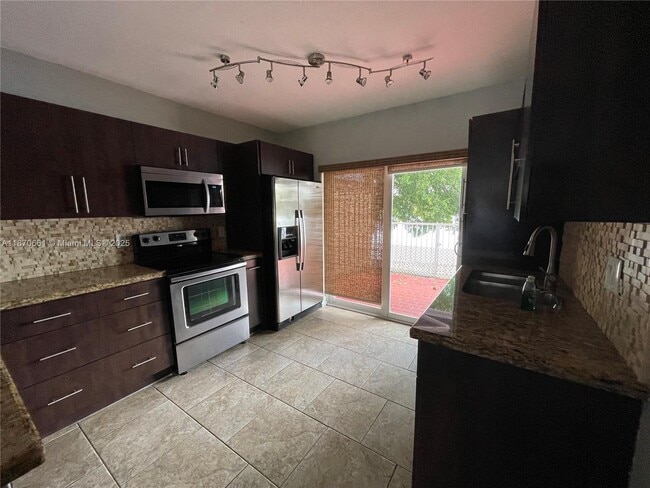 Primary Photo - 6910 NW 173rd Dr