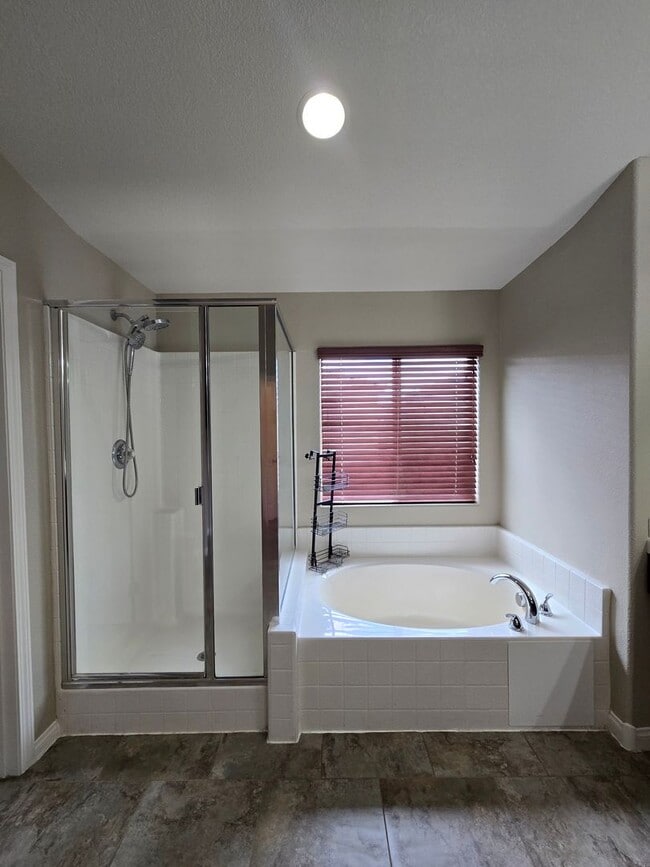 Building Photo - 4 BED, 2 1/2 BATH, 2 STORY HOME!!
