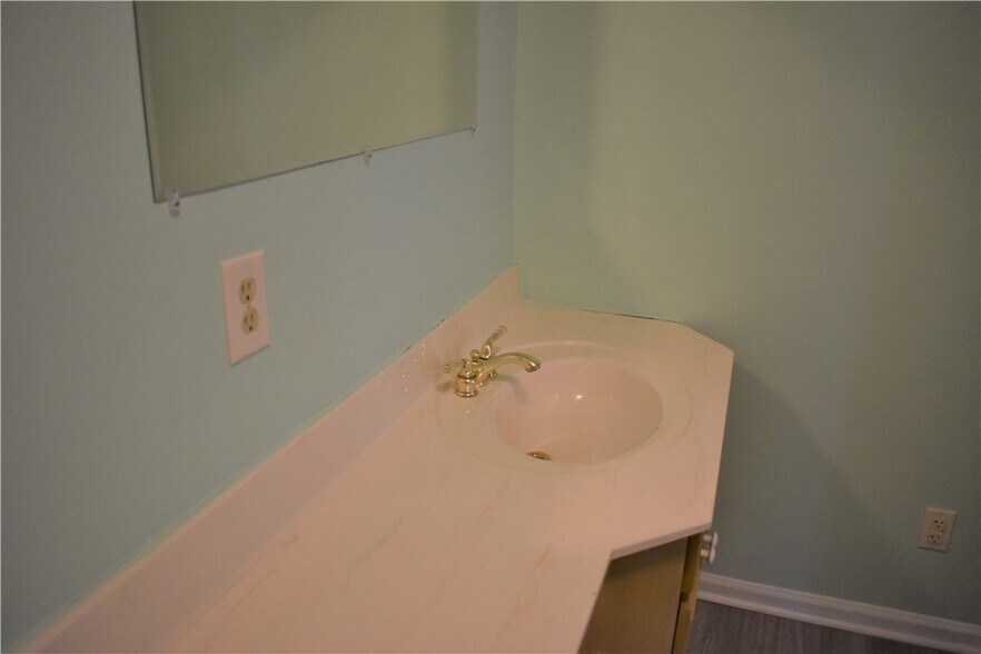 Building Photo - 407 Old Seneca Rd