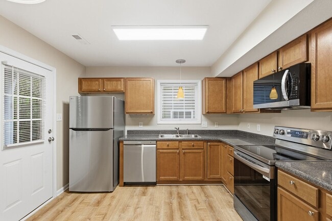 Building Photo - Knoxville 37912 - 2 bedroom 1.5 bath condo - call Jean Chung 865-386-1022