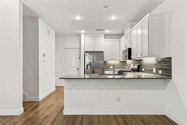 Building Photo - 537 Parkside Dr