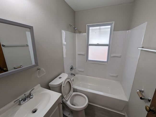 Building Photo - Welcome to Your Charming New Home on Minnie Avenue!