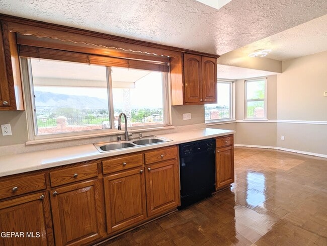Building Photo - 612 Somerset Dr