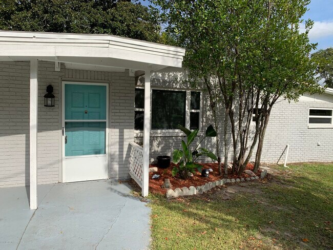 Building Photo - 421 Parkwood Dr