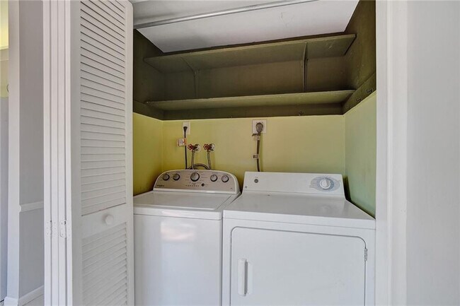 Building Photo - 12 NE 20th Ct