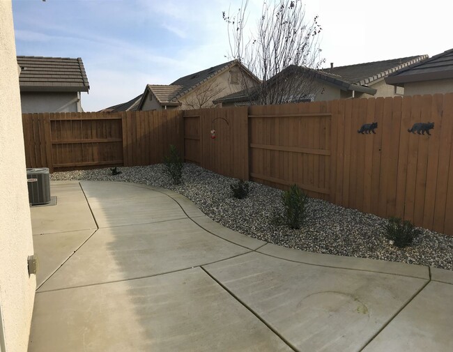 Building Photo - 55+ Community Home in Great Condition!