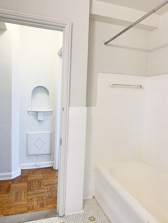 Building Photo - 8925 E Jefferson Ave