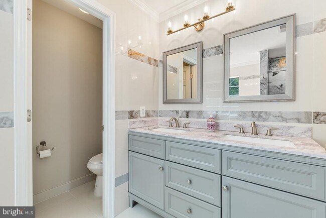 Building Photo - 9201 Golf Ct