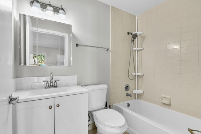 Building Photo - 112 Meadows Cir