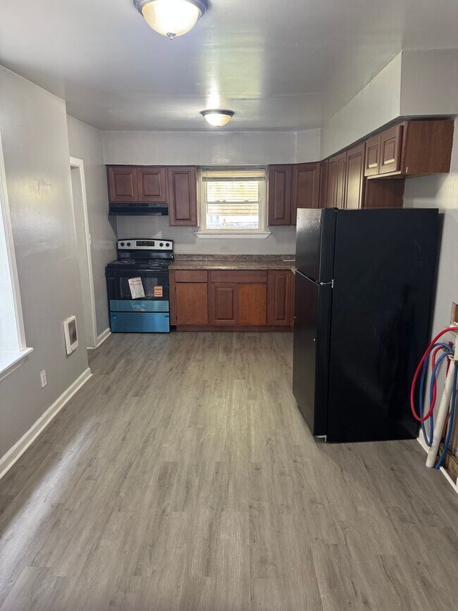 Building Photo - 2 bedroom 1 bath w/ an additional room