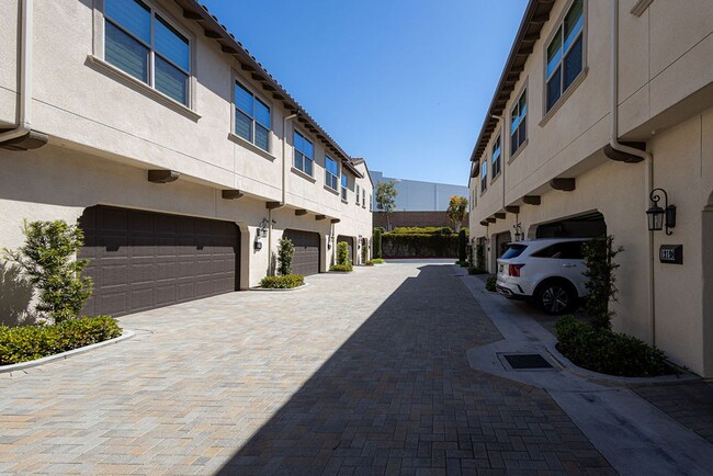 Building Photo - Bright and Airy Split-Level Townhouse in W...
