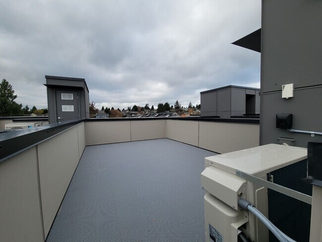 Building Photo - Newer Ballard Townhome with Plenty of Outdoor Space for Rent