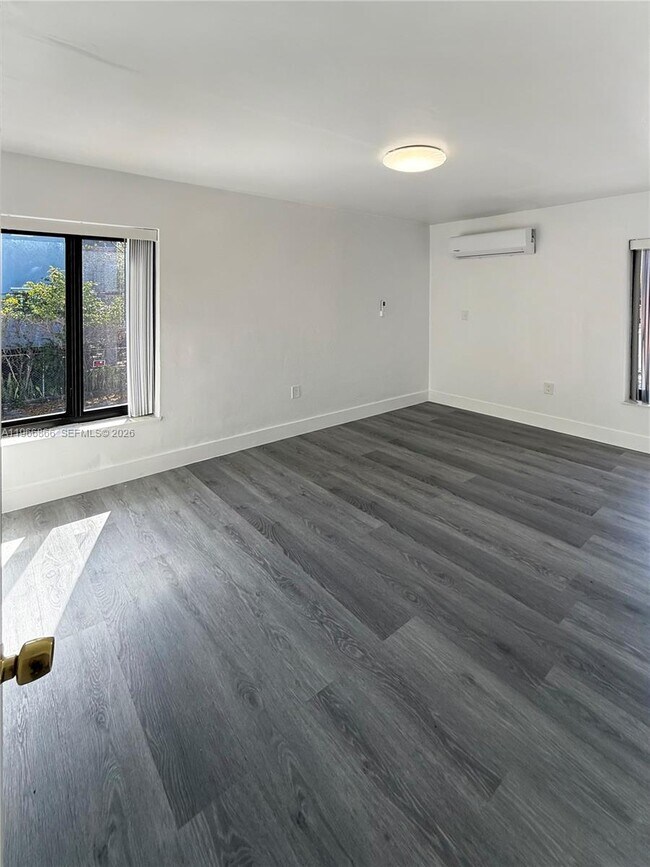 Building Photo - 852 SW 1st St