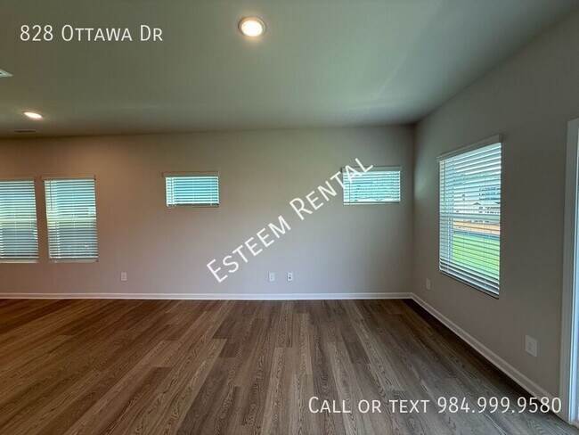 Building Photo - 828 Ottawa Dr