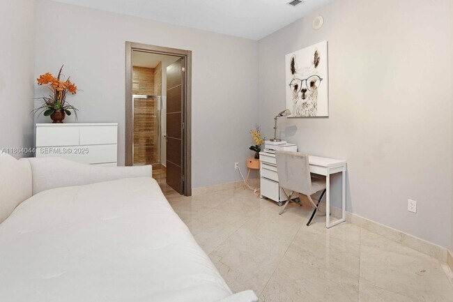 Building Photo - 15901 Collins Ave