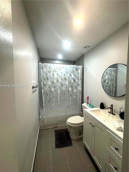 Building Photo - 5482 Lakewood Cir S