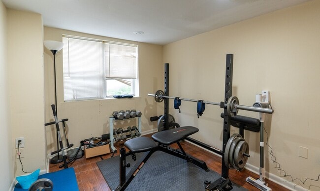 Building Photo - Beautiful 2 bedroom Bi level unit