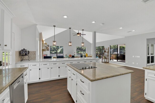 Building Photo - 44 Lake Forest Cir